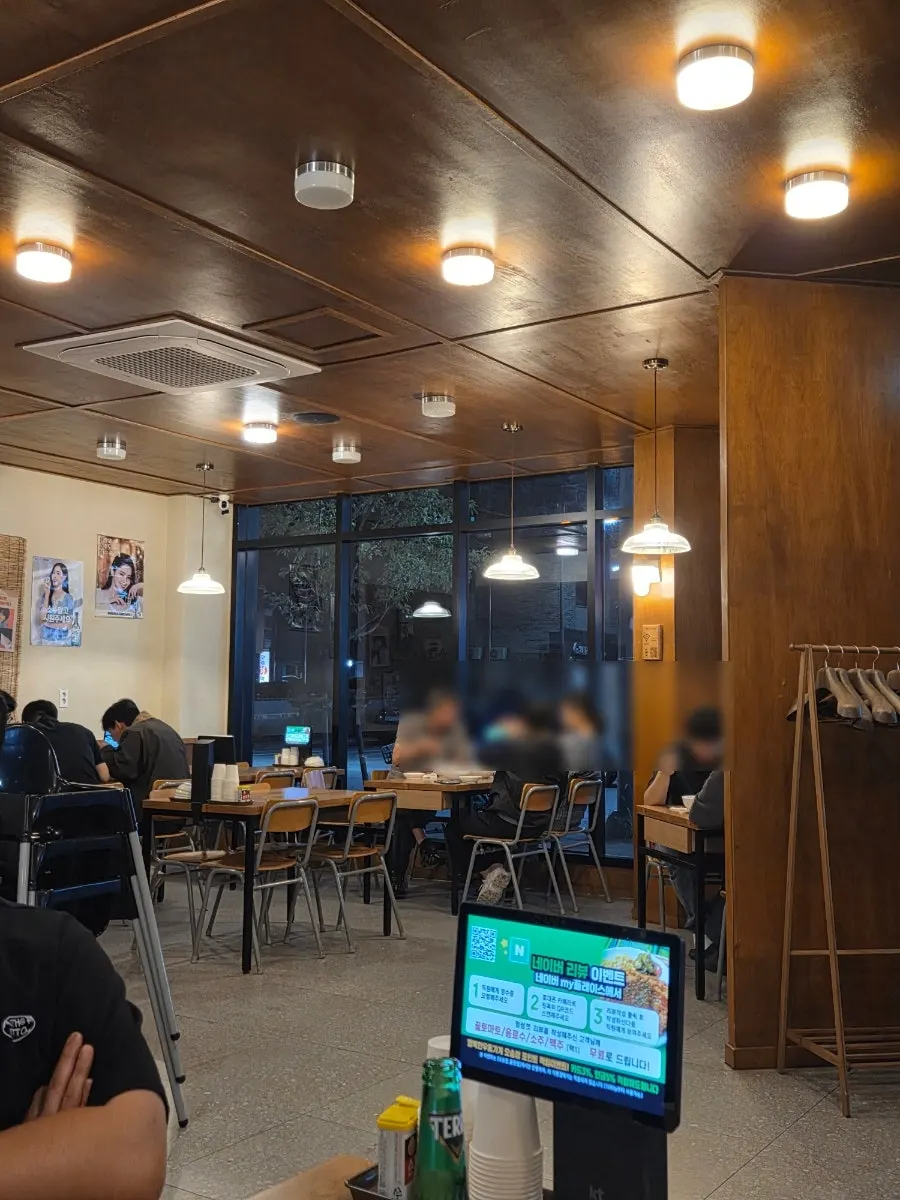 가게 앞 도로변 주차 공간과 포장 안내