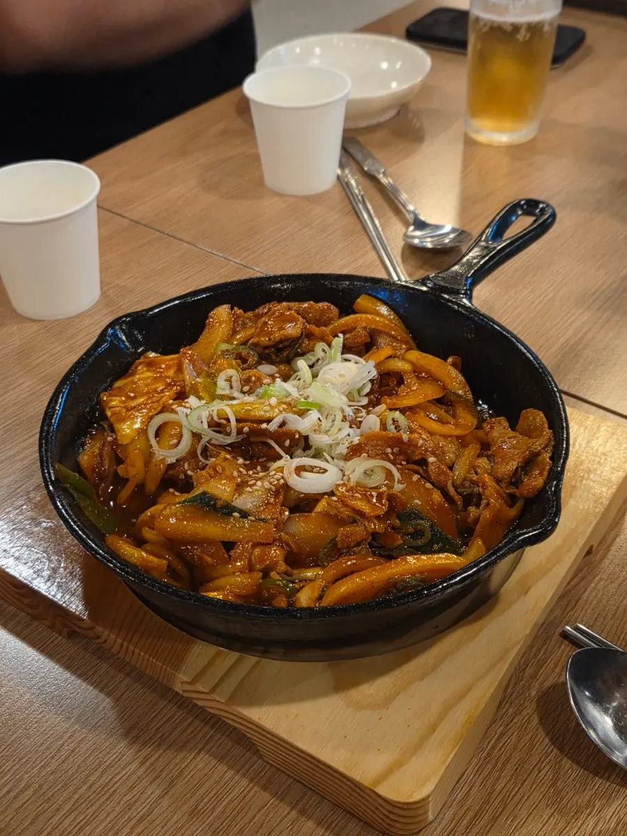 소주와 맥주가 놓인 2차 술자리 테이블