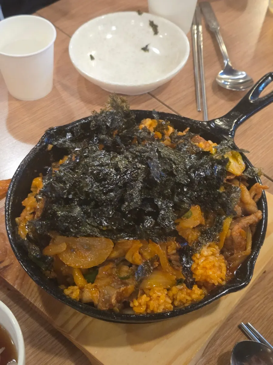 금방 나온 돼지두루치기 한 접시