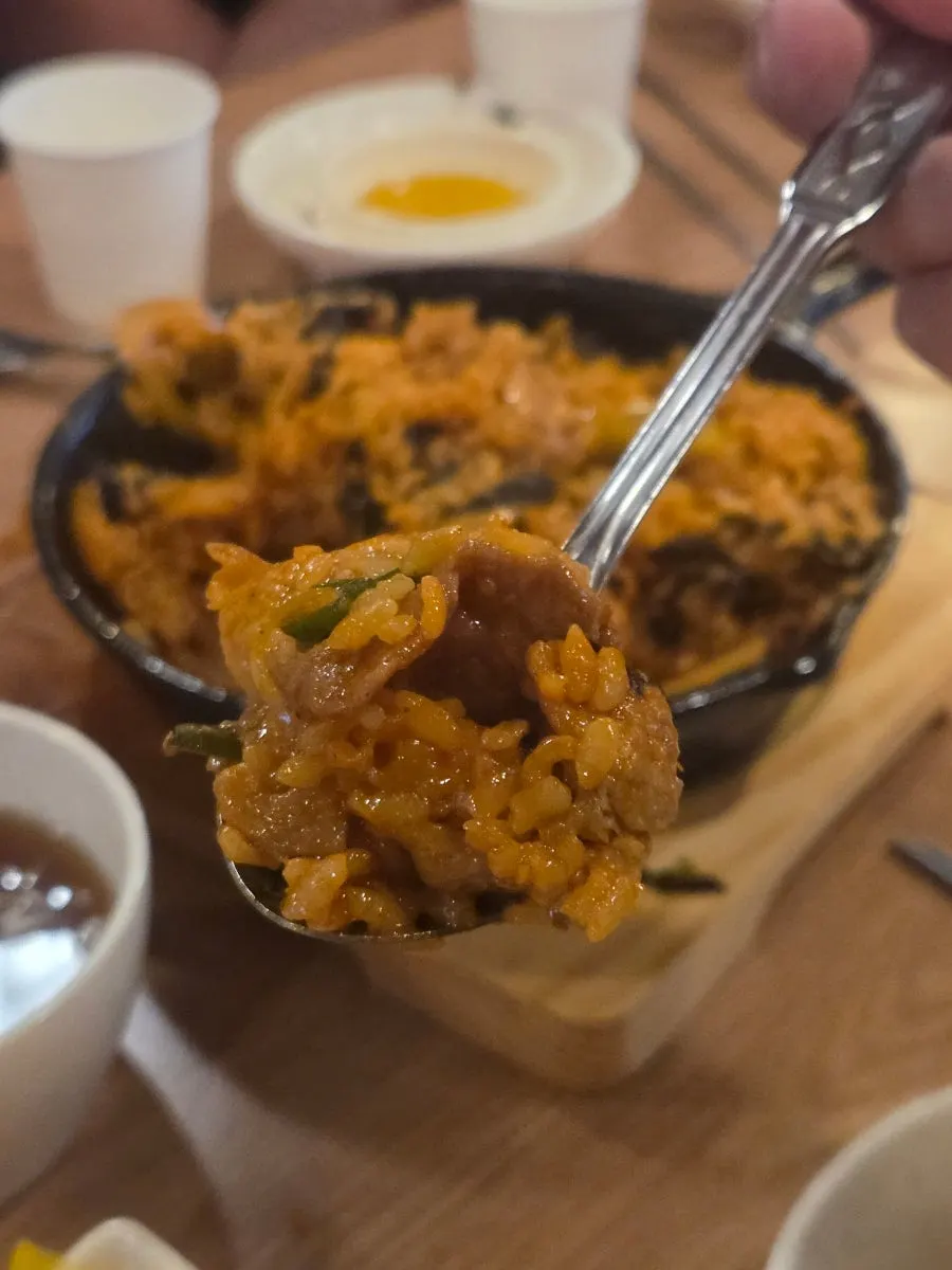 공기밥 2개와 김가루를 넣어 비빈 돼지두루치기