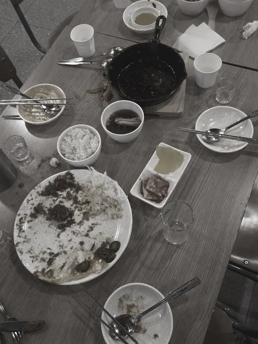 메뉴를 다 비운 뒤 어질러진 테이블