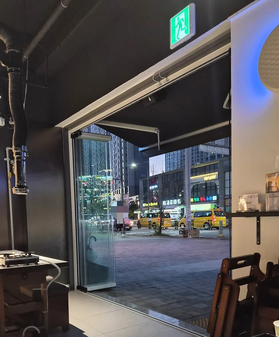 핀조명이 있는 리산 매장 내부