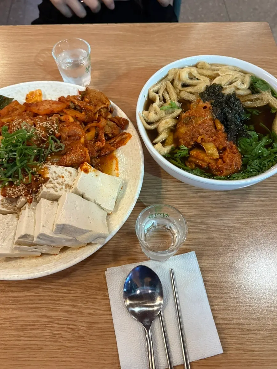 행복한우동가게 청주오송점 방문 장면