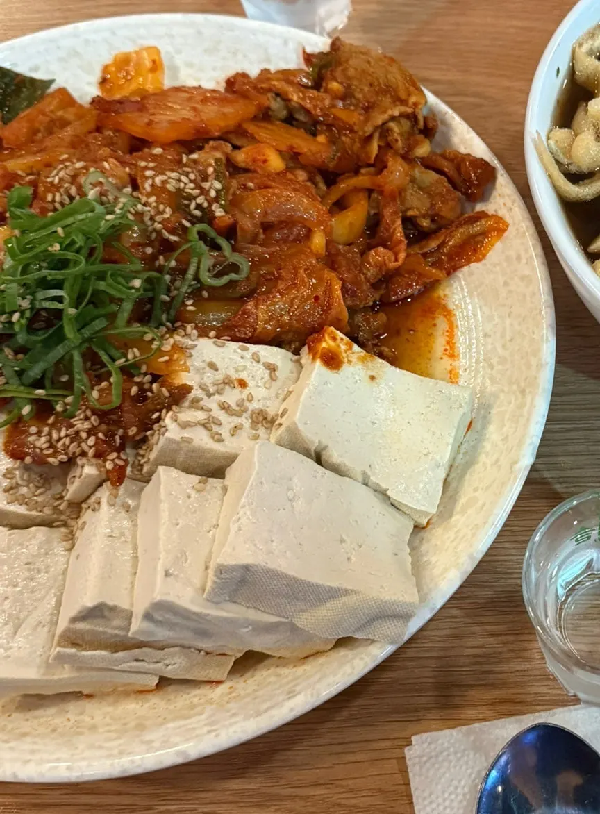뜨끈한 국물과 제육 메뉴 식사