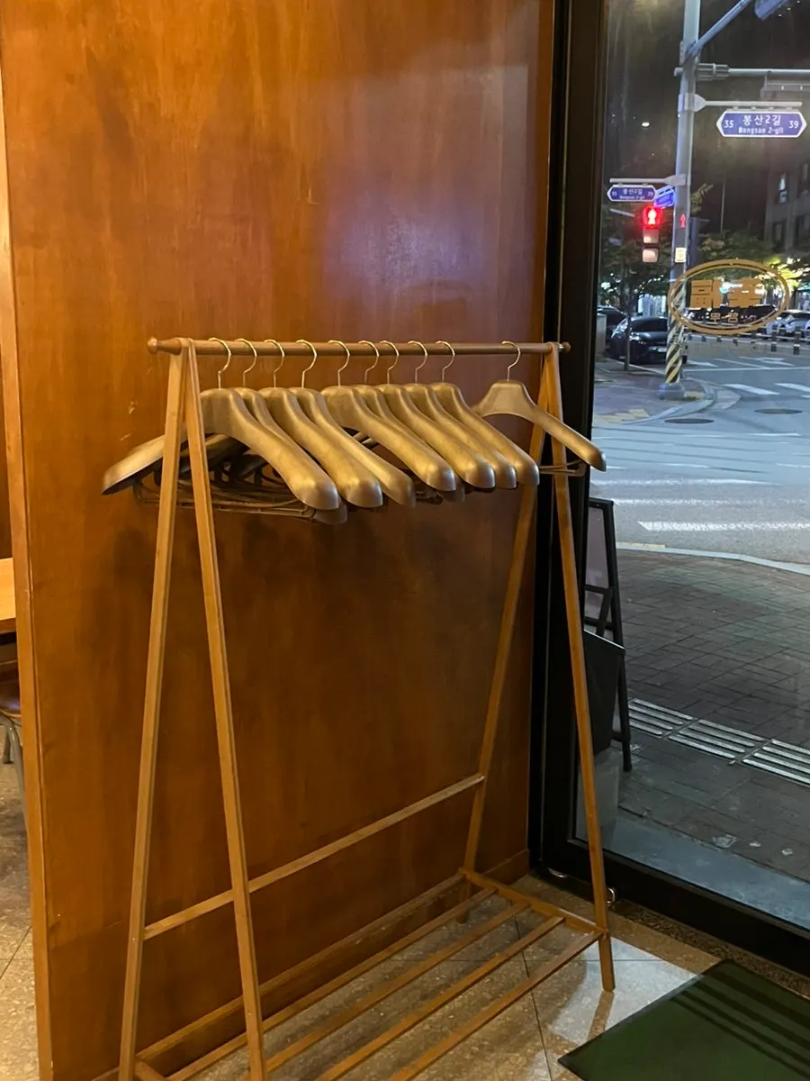매장 입구에 마련된 옷걸이