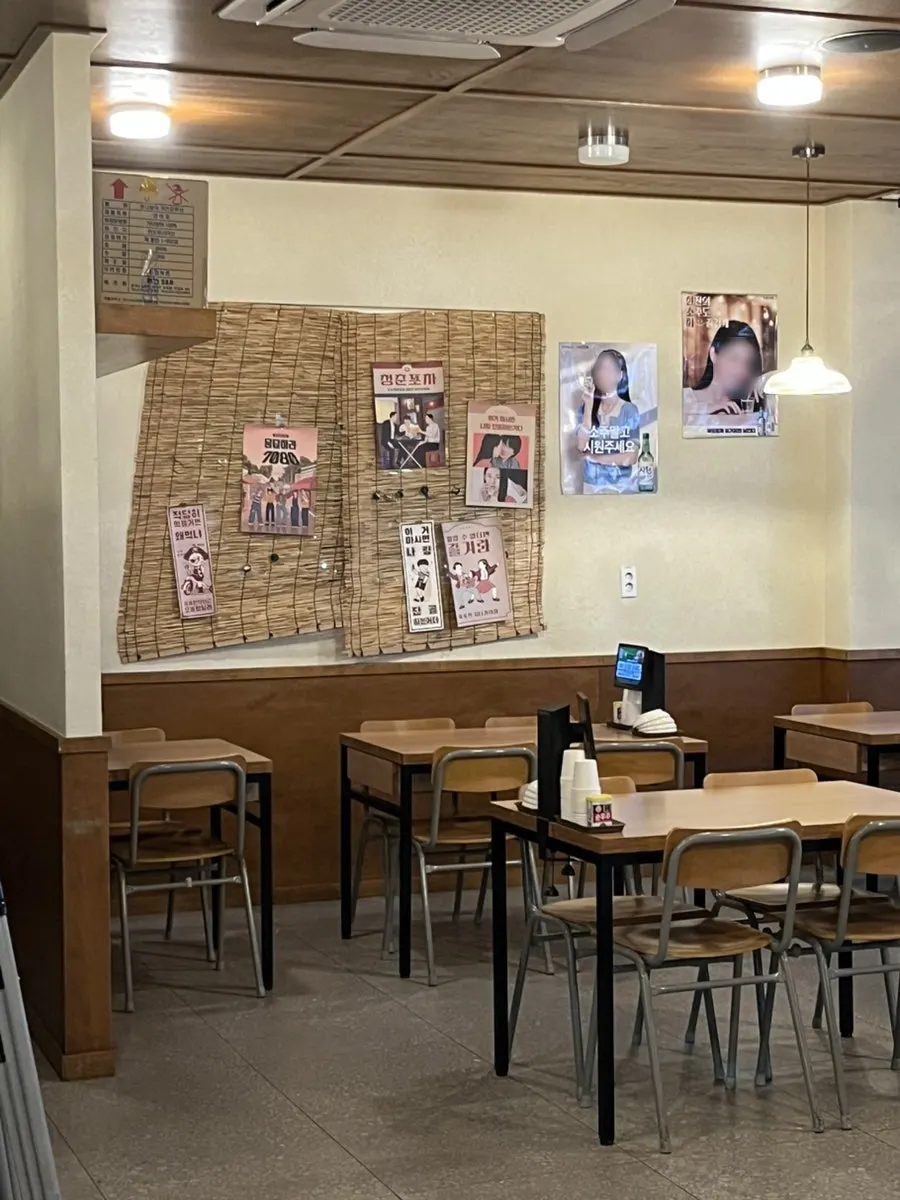 학창 시절 느낌의 의자와 테이블