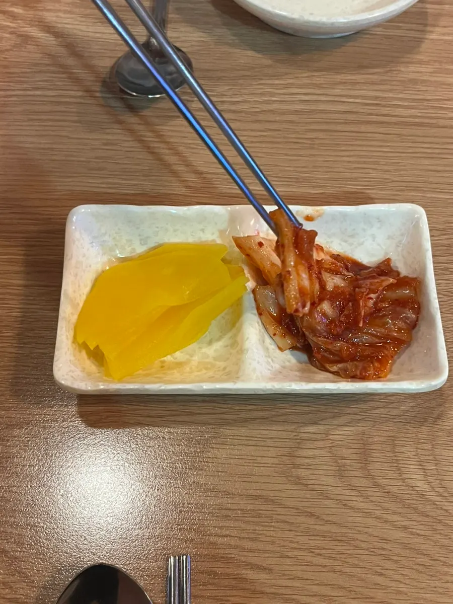 기본 세팅된 물과 단무지, 배추김치