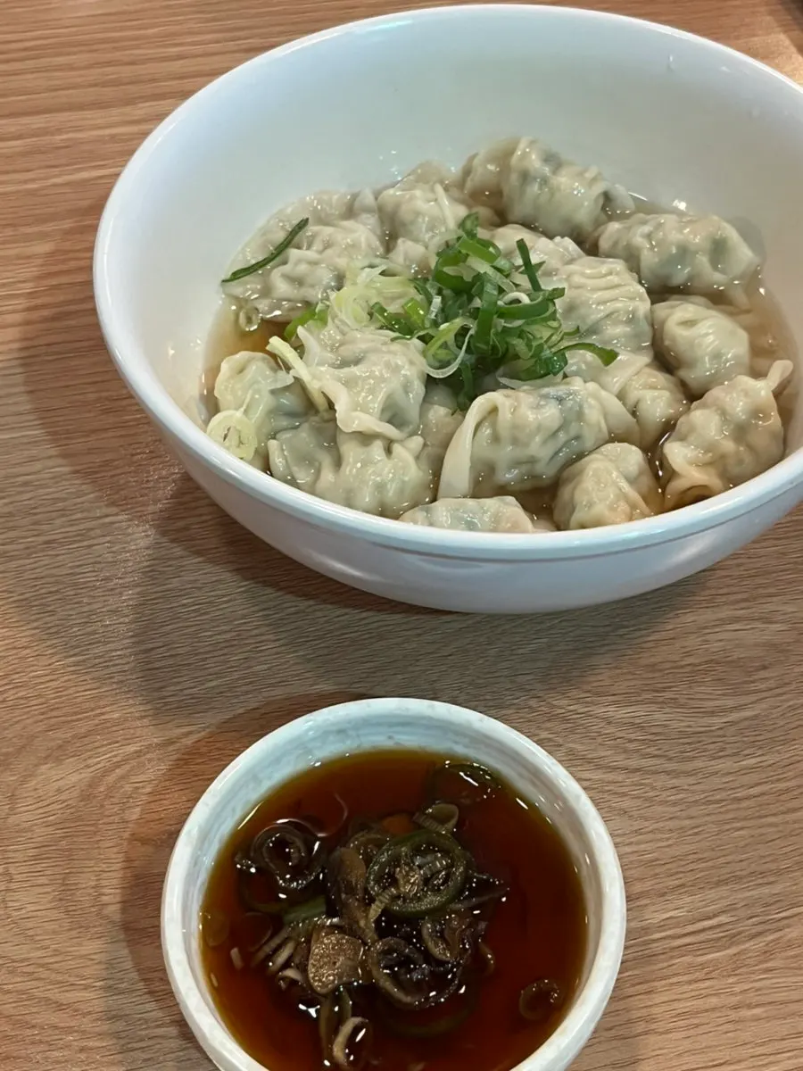 간장과 함께 나온 물만두 한 접시