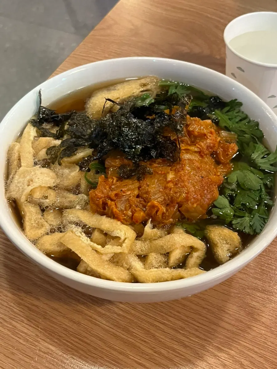유부와 김치가 가득한 김치우동