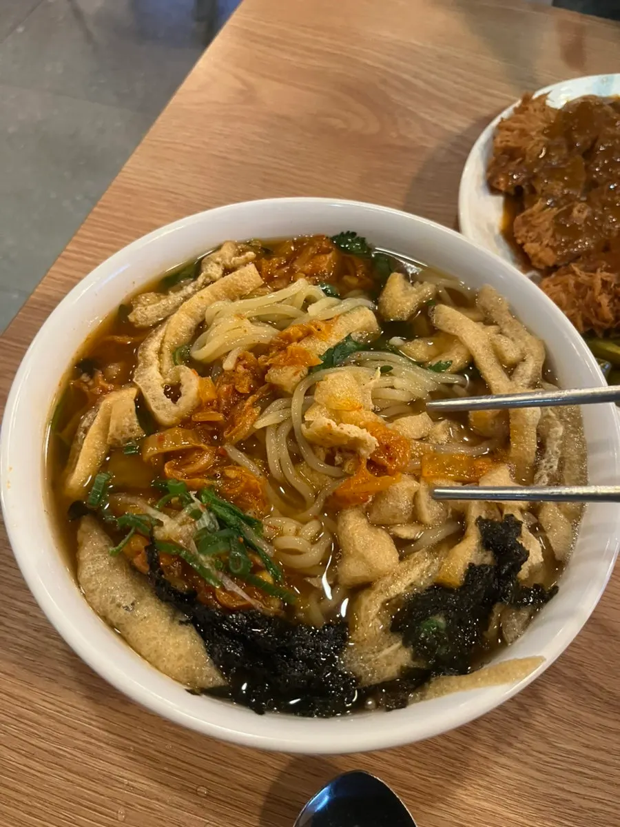 김치우동 면을 건져 올린 모습