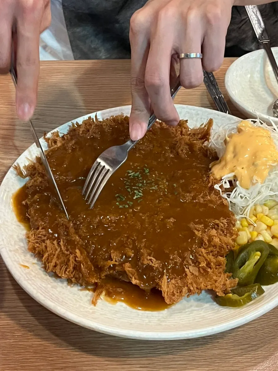 소스가 뿌려진 옛날 돈까스 한 접시