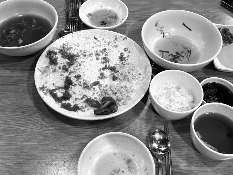김치우동과 돈까스가 함께 놓인 상차림