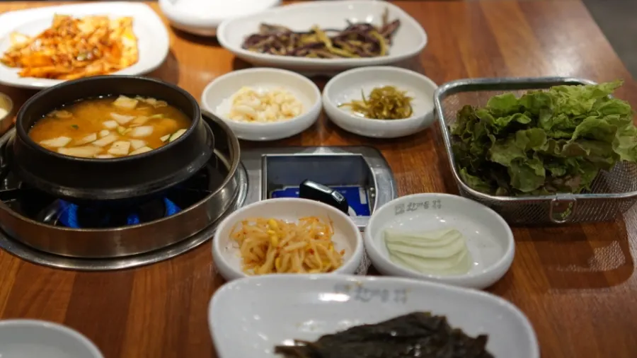 정갈하게 차려진 기본 반찬 상차림