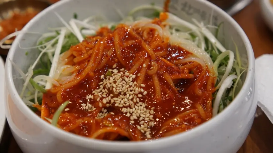 쫄면 사리를 올린 파절이