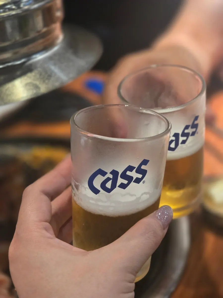 고기 식사와 시원한 맥주