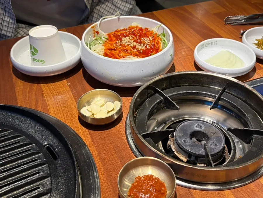 Scallion salad with jjolmyeon noodles mixed in