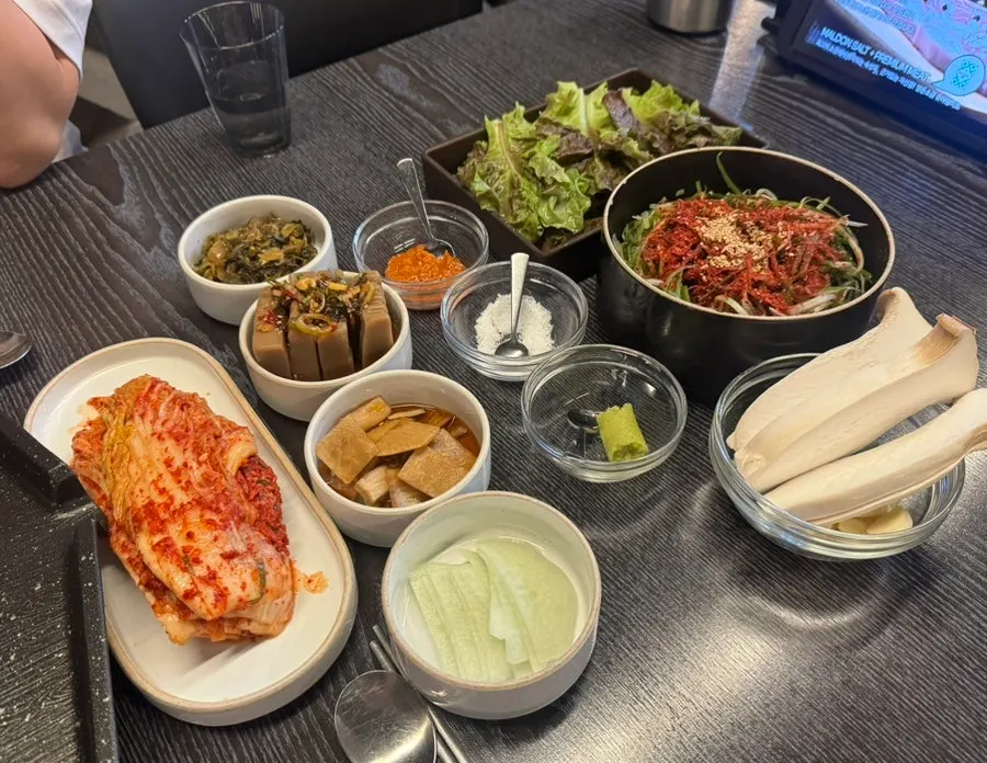 밑반찬이 차려진 테이블 전체샷
