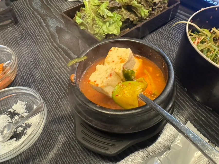 팔팔 끓는 된장찌개 내용물