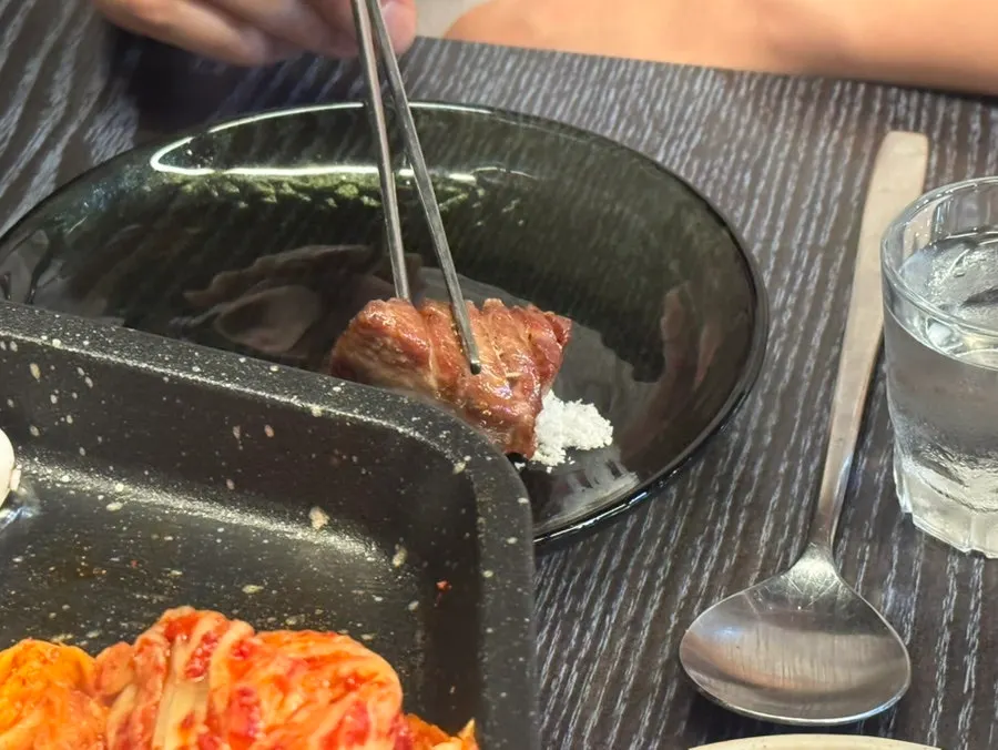 목살 삼겹 항정살이 구워지는 모습