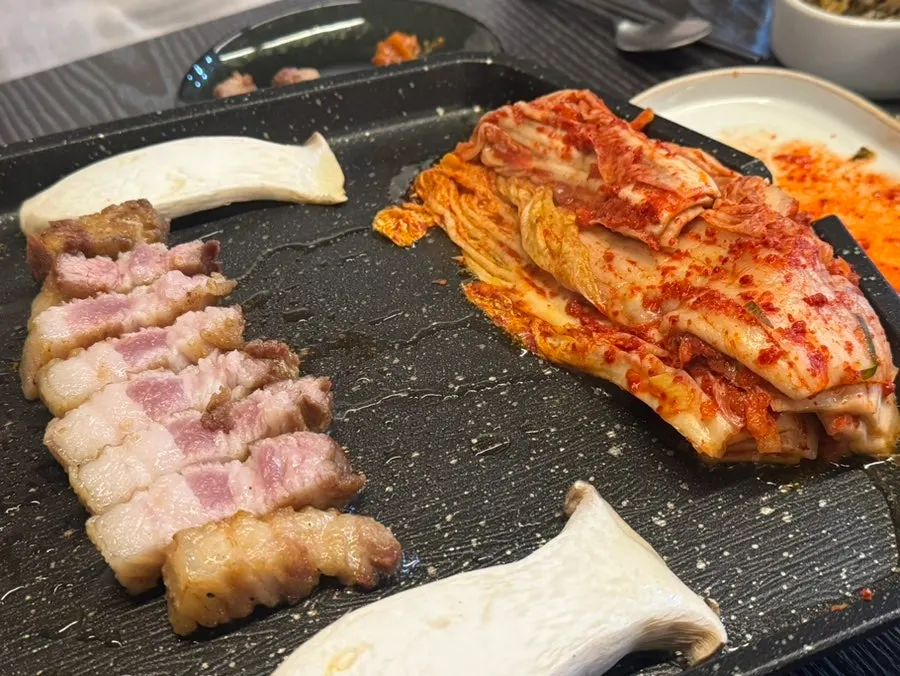 불판 위에서 구워지는 통김치