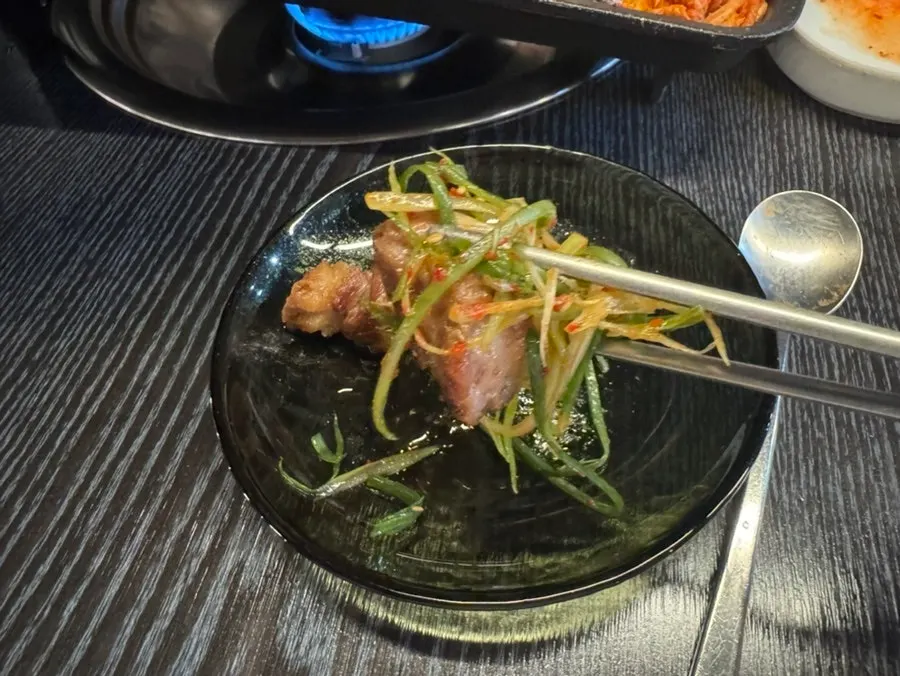 구운 김치와 고기 한 쌈