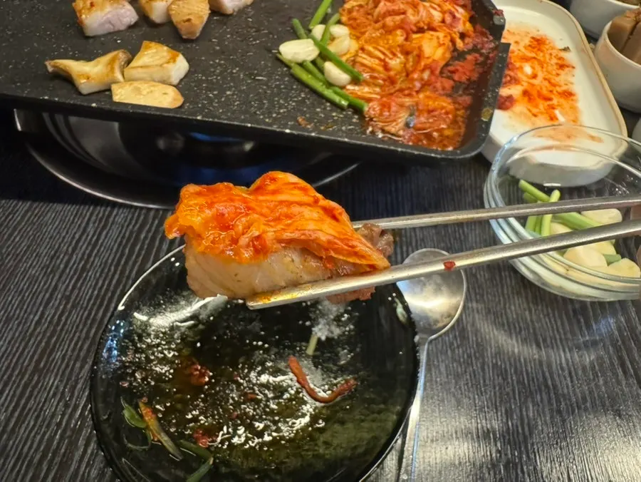 파절이를 올린 삼겹살