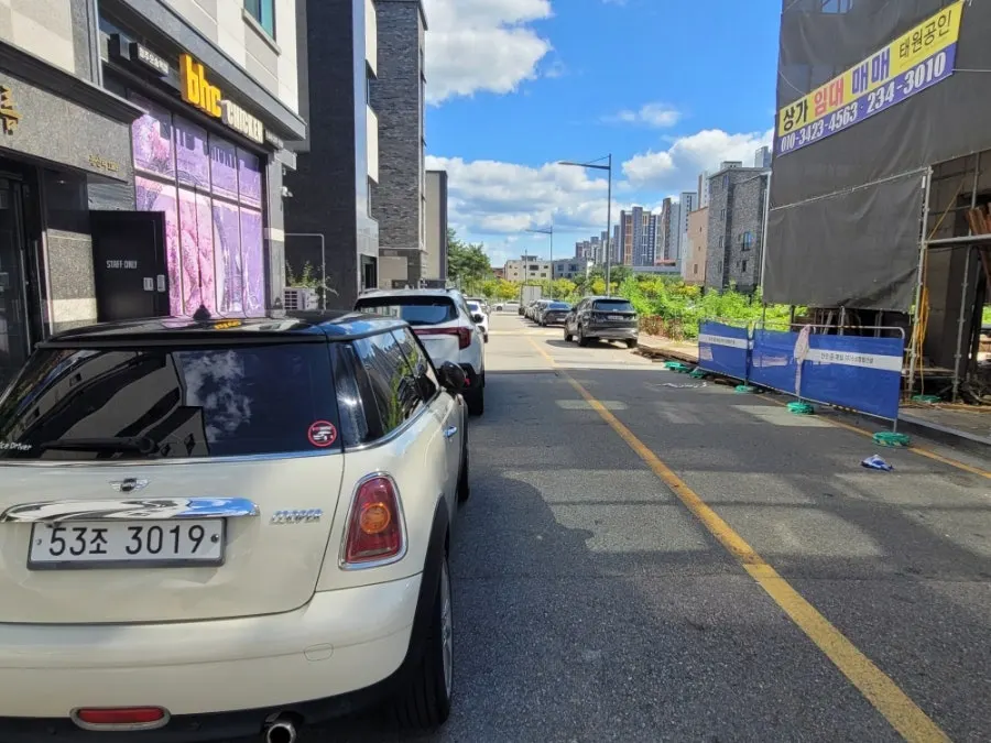 Roadside parking near Haengbokhan Udon Gage