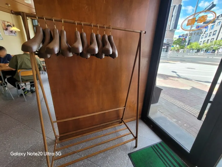 レトロな小物で飾られた店内
