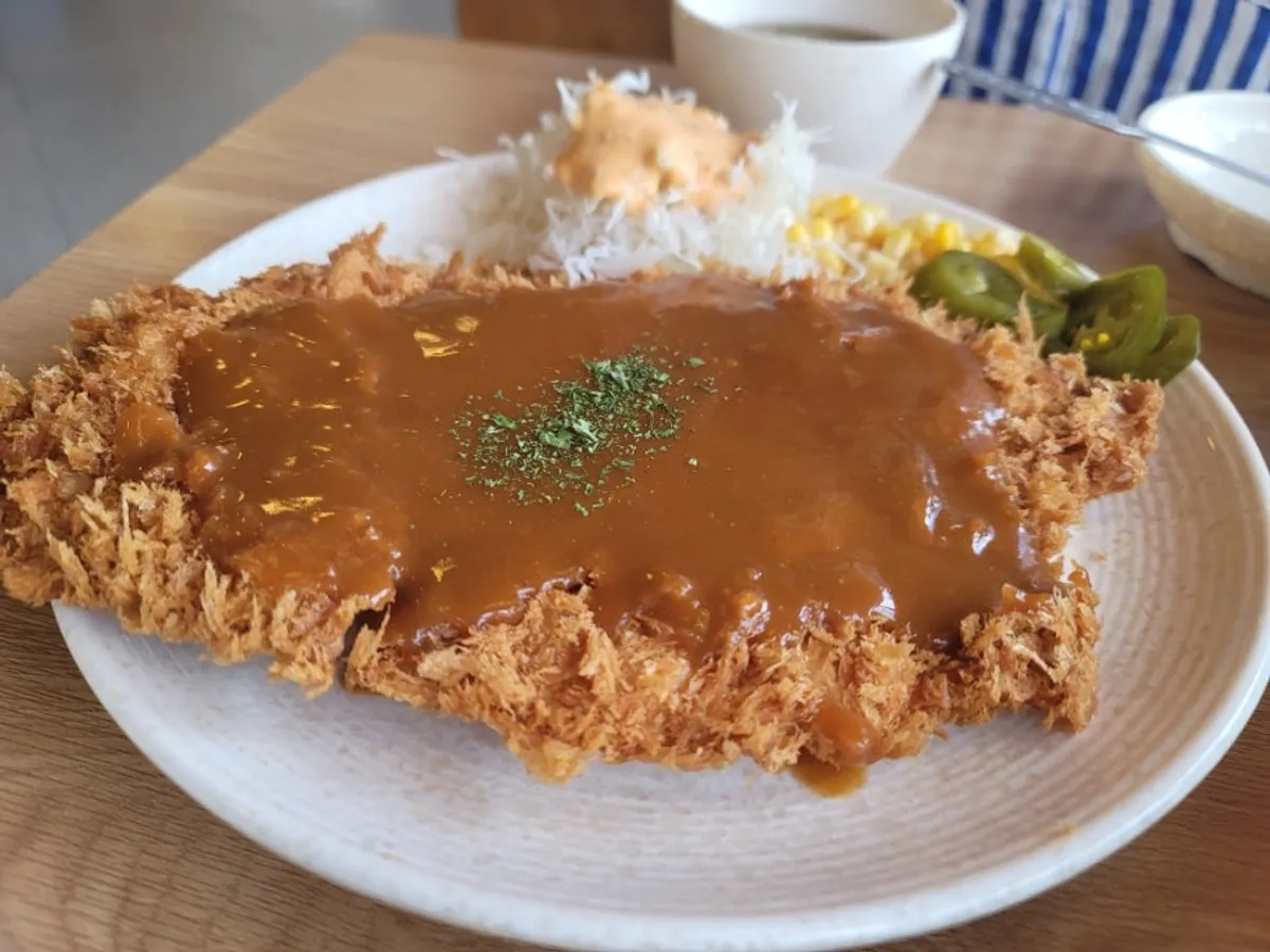 Large old-style pork cutlet with sauce