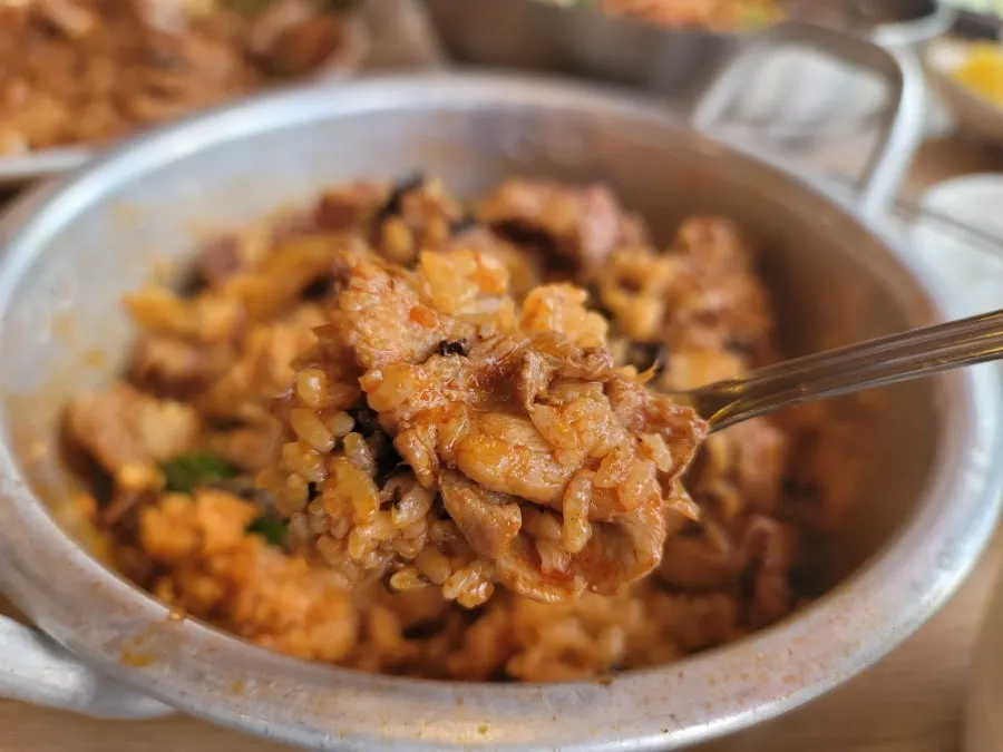 Stir-fried pork rice bowl with sweet-spicy sauce