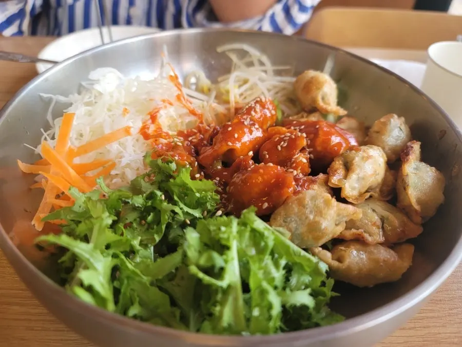 Bibim mandu with fried dumplings and vegetables