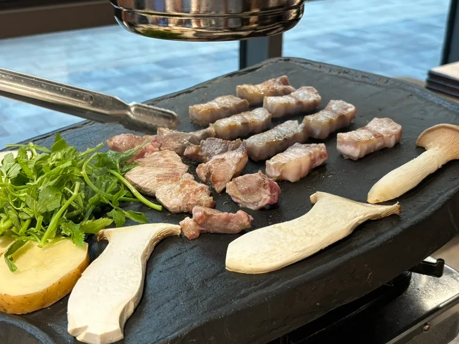 Samgyeopsal and moksal on the stone plate