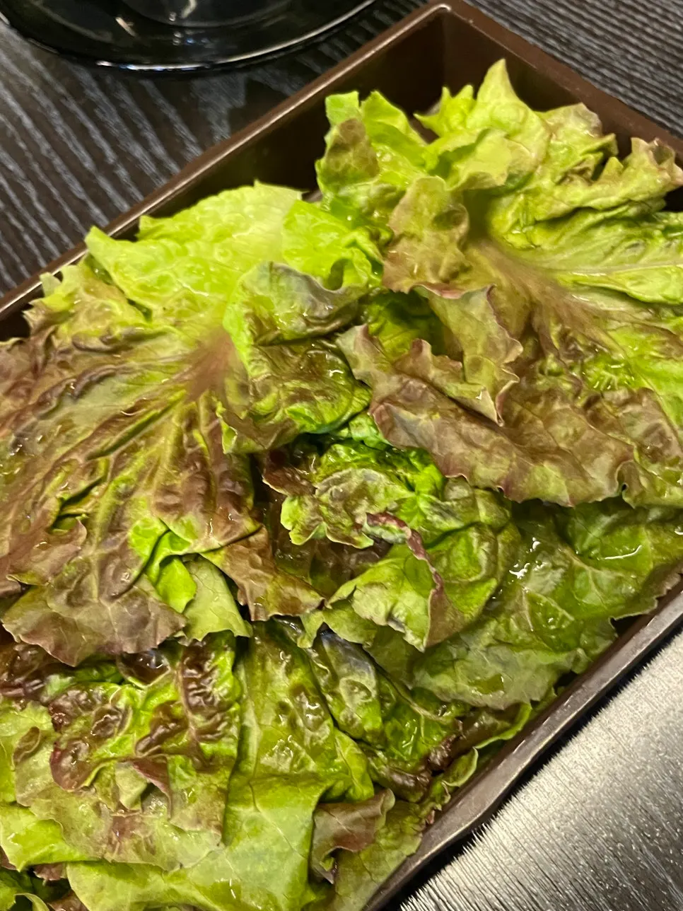 Plate of lettuce for wrapping meat