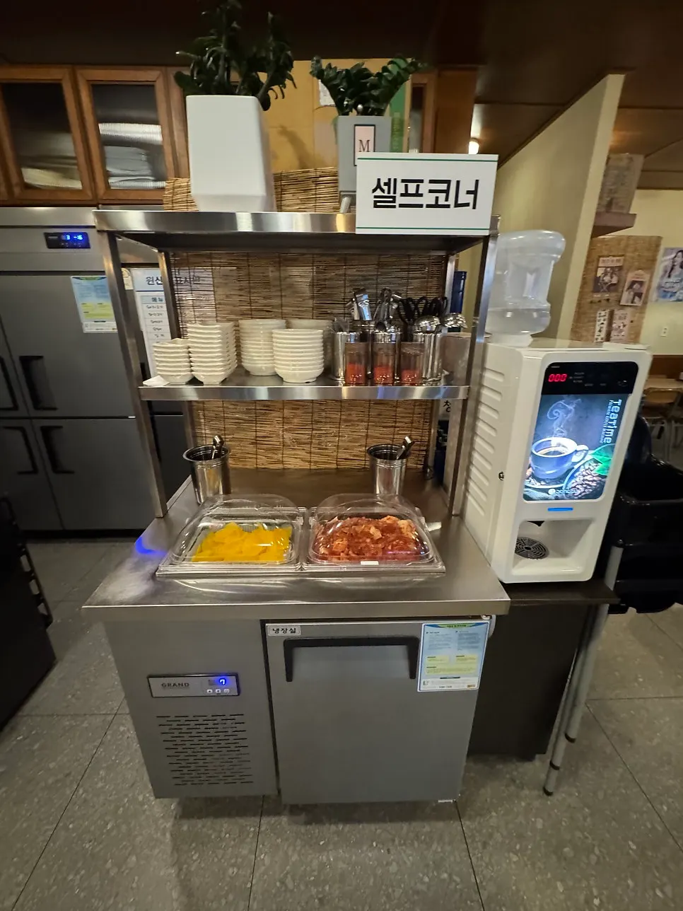 테이블에 설치된 태블릿 메뉴판