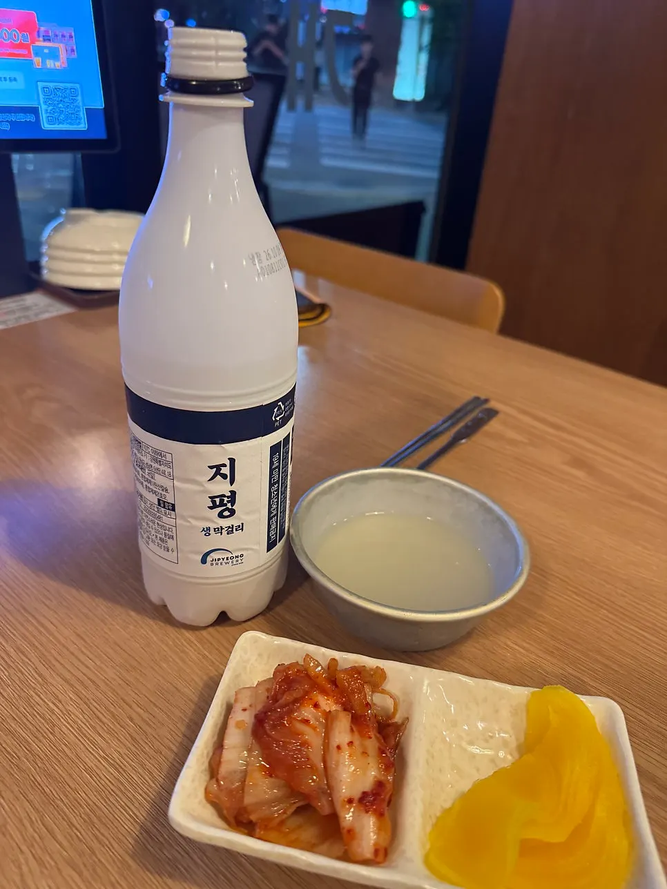 잔에 따른 시원한 생막걸리