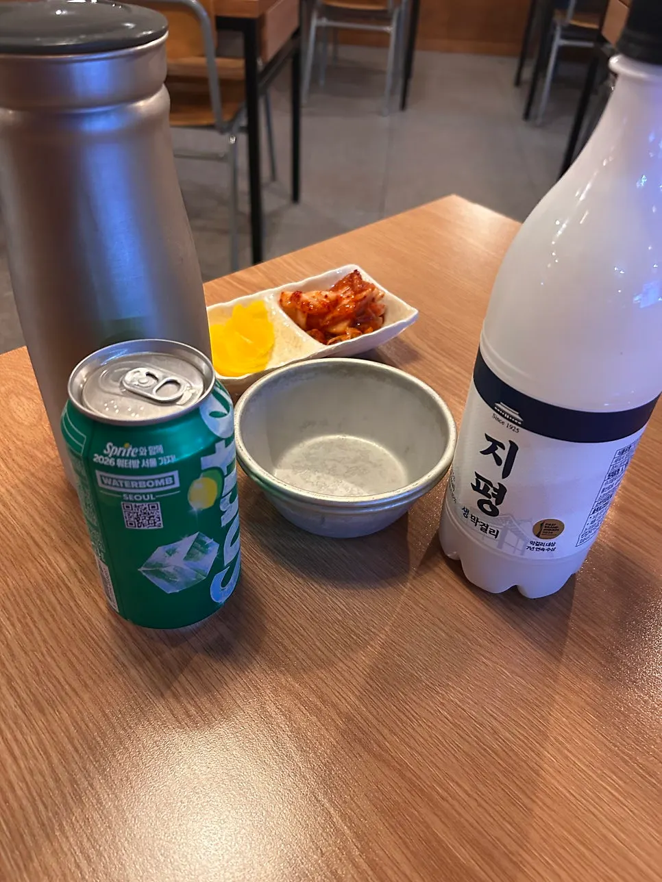 생막걸리병과 기본 반찬이 놓인 상차림