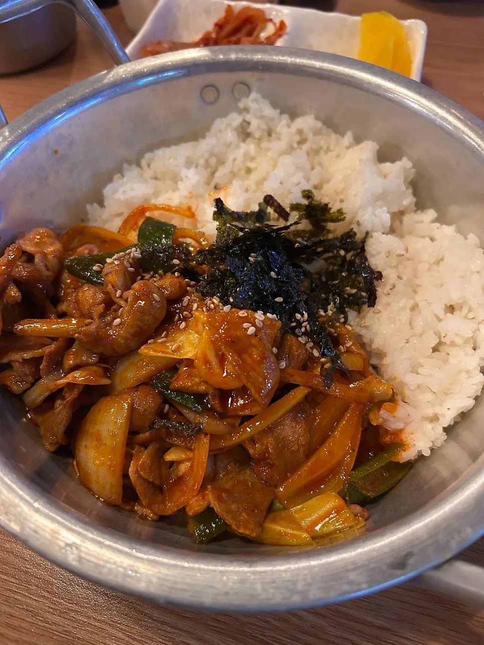 양은 냄비에 담겨 나온 제육덮밥