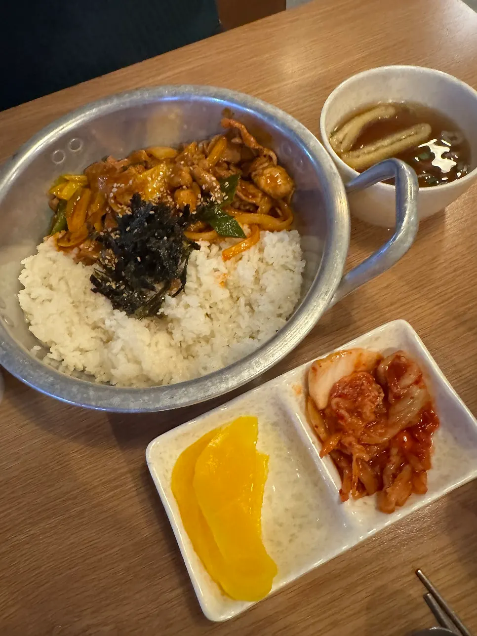 제육볶음과 밥을 비빈 제육덮밥 한 그릇