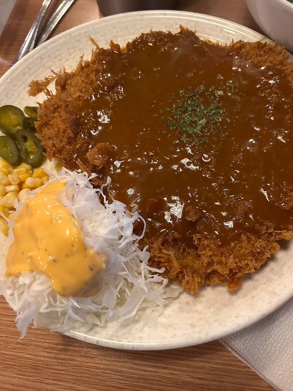 경양식 소스가 듬뿍 뿌려진 옛날돈까스