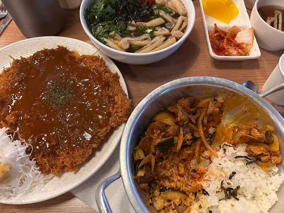 양배추 샐러드와 할라피뇨가 곁들여진 돈까스 접시