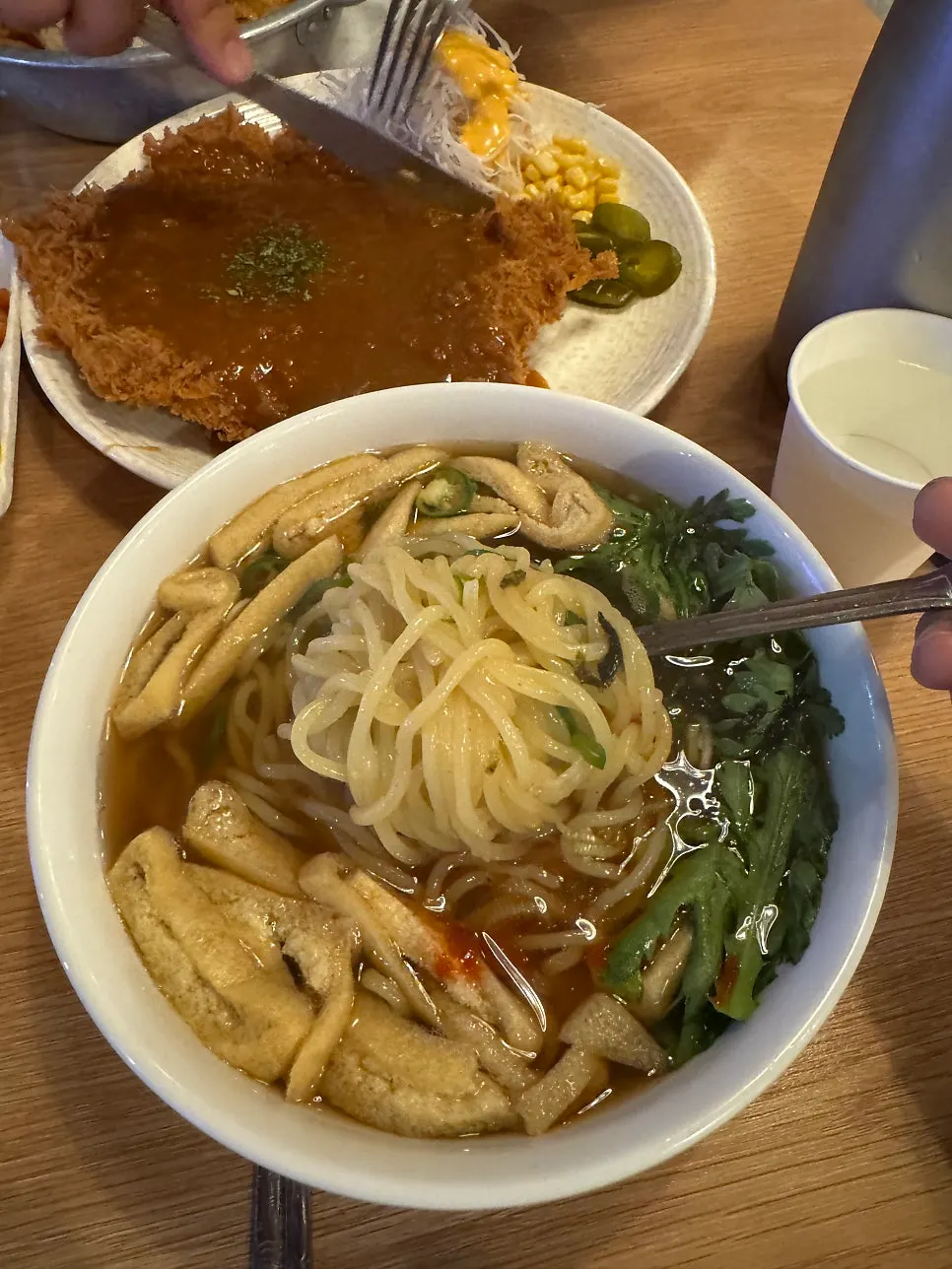 고추우동 면을 건져 올린 모습