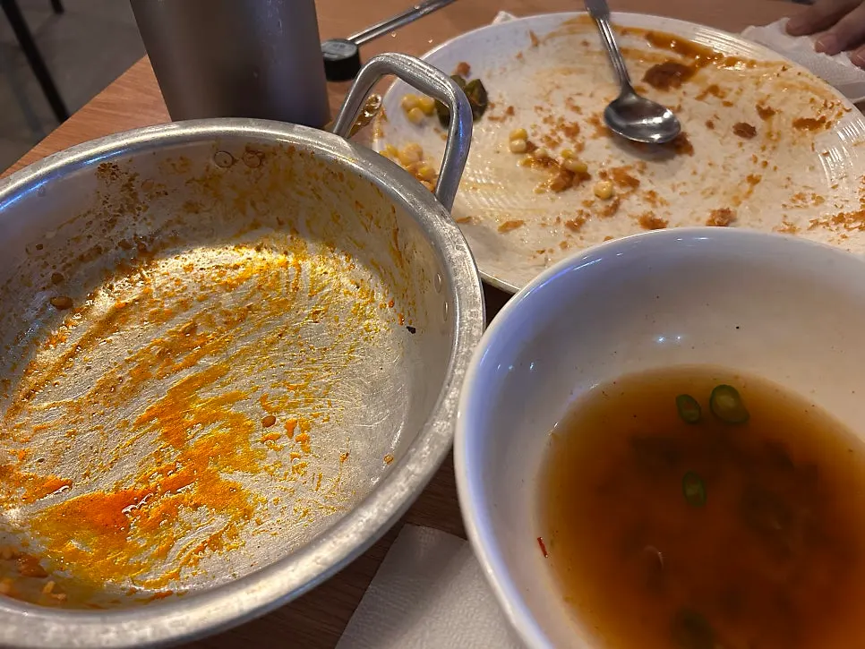 깨끗하게 비운 세 가지 메뉴 그릇
