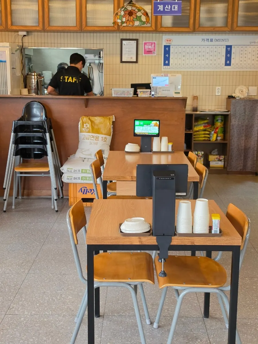 통창이 있는 행복한우동가게 청주오송점 내부