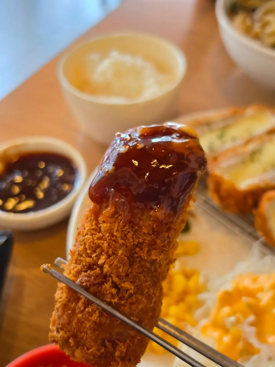 돈까스소스에 찍은 치즈돈까스 단면