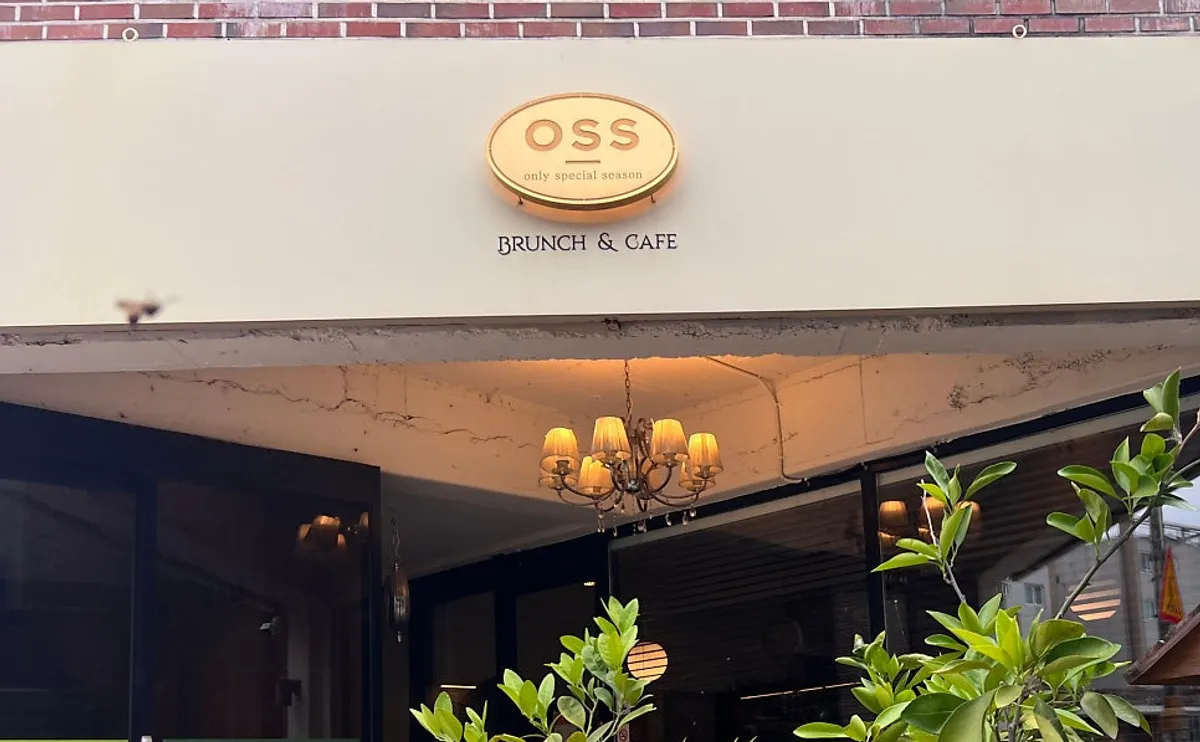 Exterior and sign of Oseuseu restaurant tucked in an alley