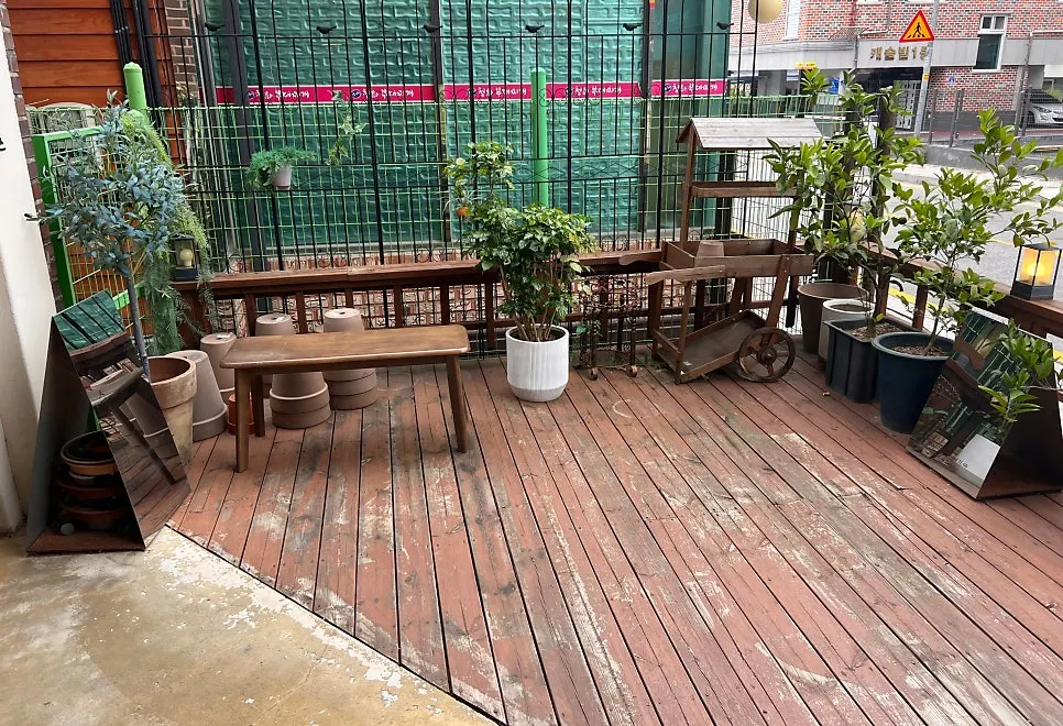 Waiting area in front of Oseuseu's entrance