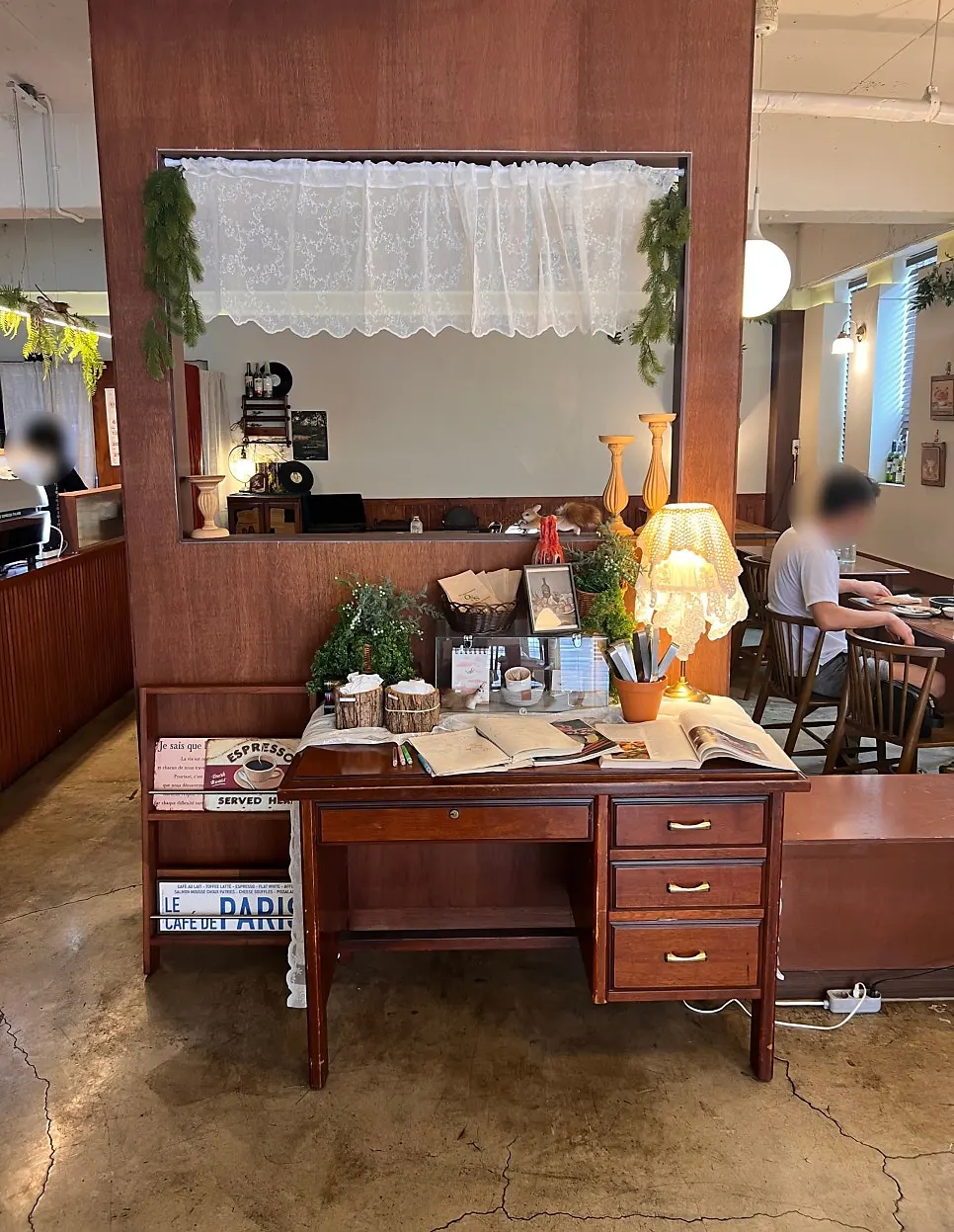 Vintage props and lighting inside Oseuseu