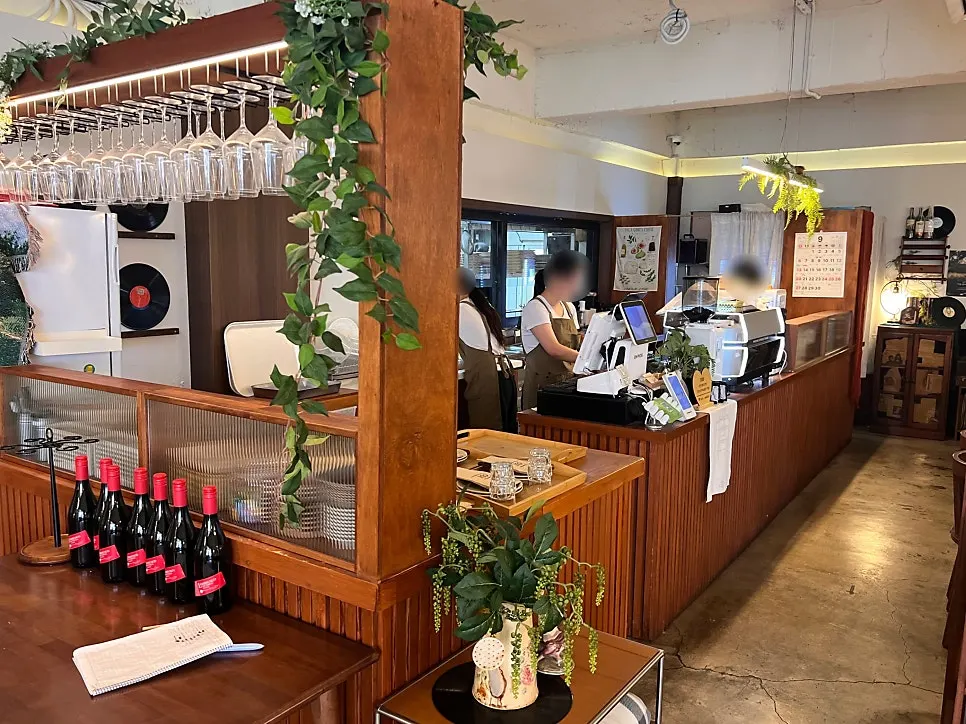 Counter and open kitchen at Oseuseu