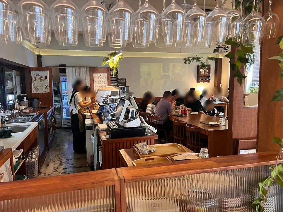Oseuseu's dining hall filling up during lunchtime