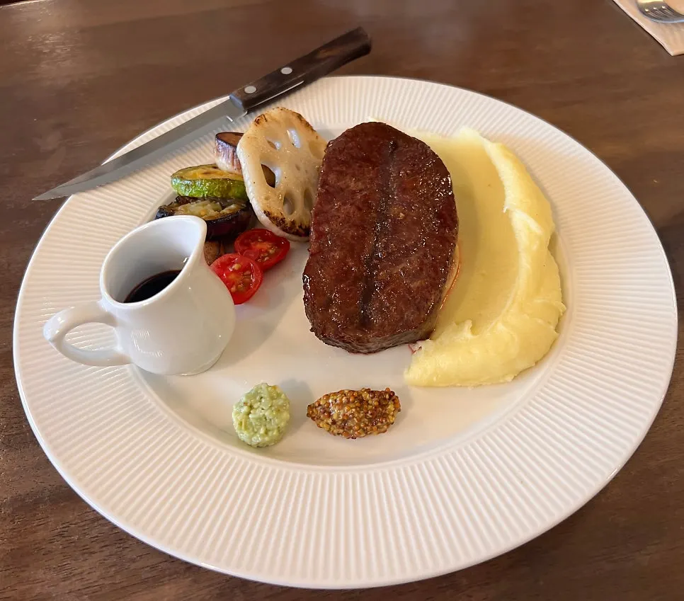 A plate of Oseuseu's house steak